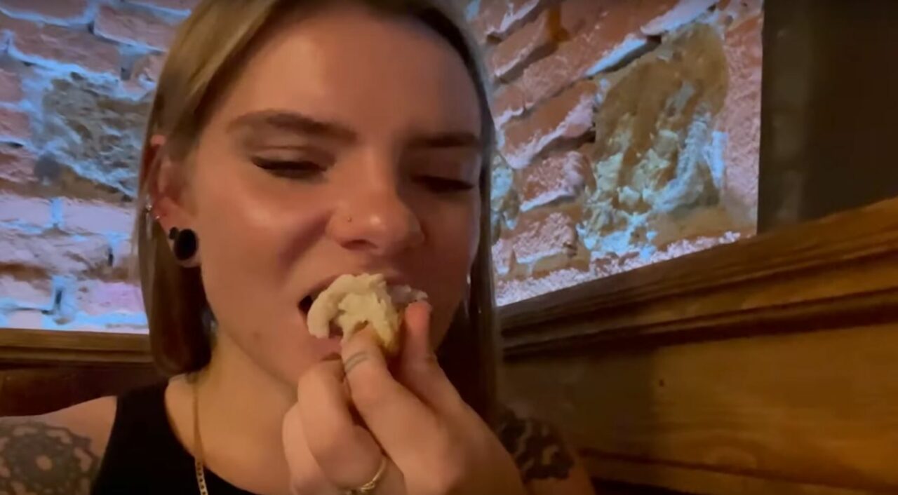 Rachelle, reacție fabuloasă după ce gustă papanași. Turista din Olanda a făcut turul culinar al României: „Sunt atât de plină”