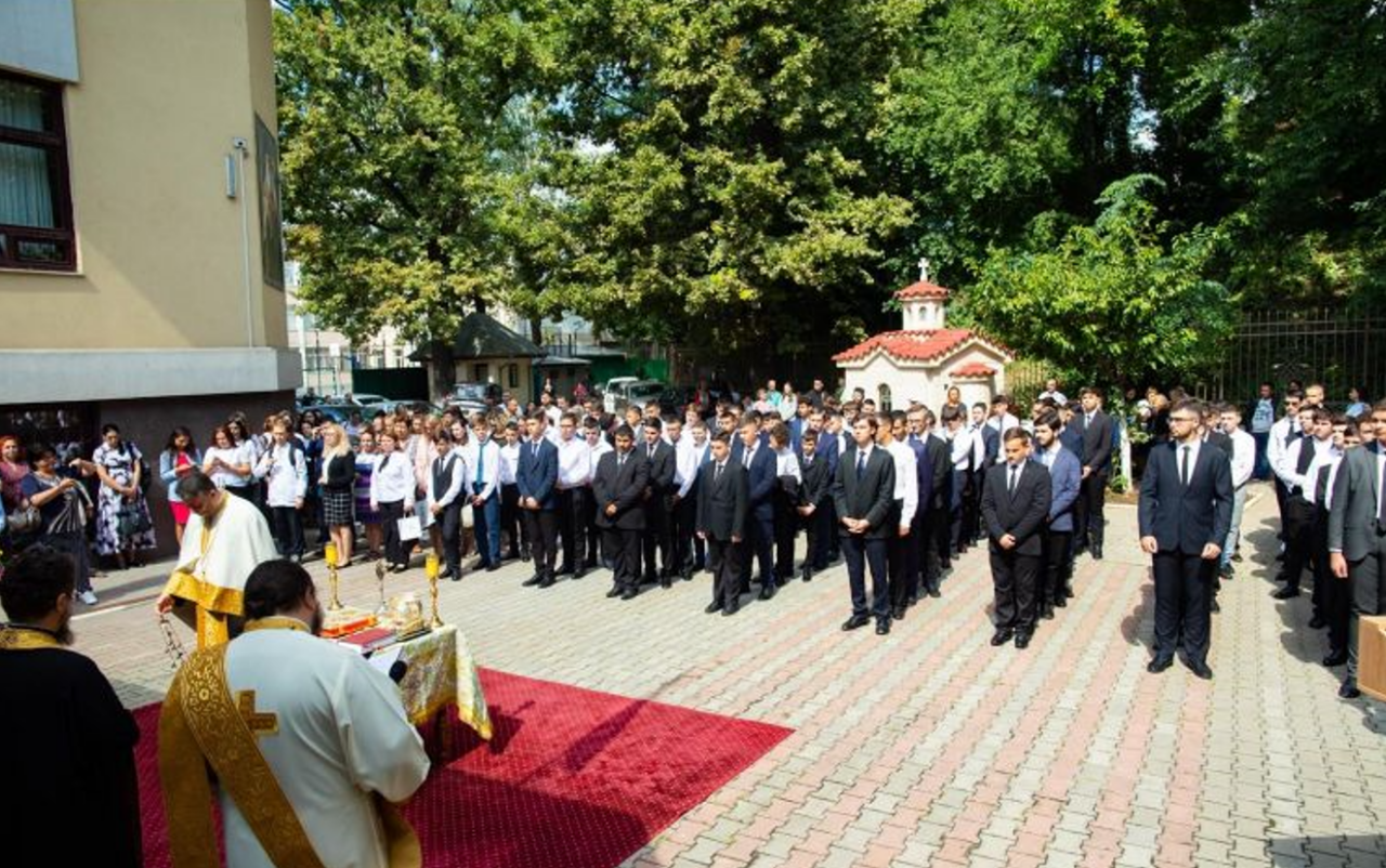 Revoltă printre părinții elevilor unei școli din centrul Capitalei, în urma relocării claselor la un seminar teologic: „Fetele pătrund într-un mediu prin excelență bărbătesc”