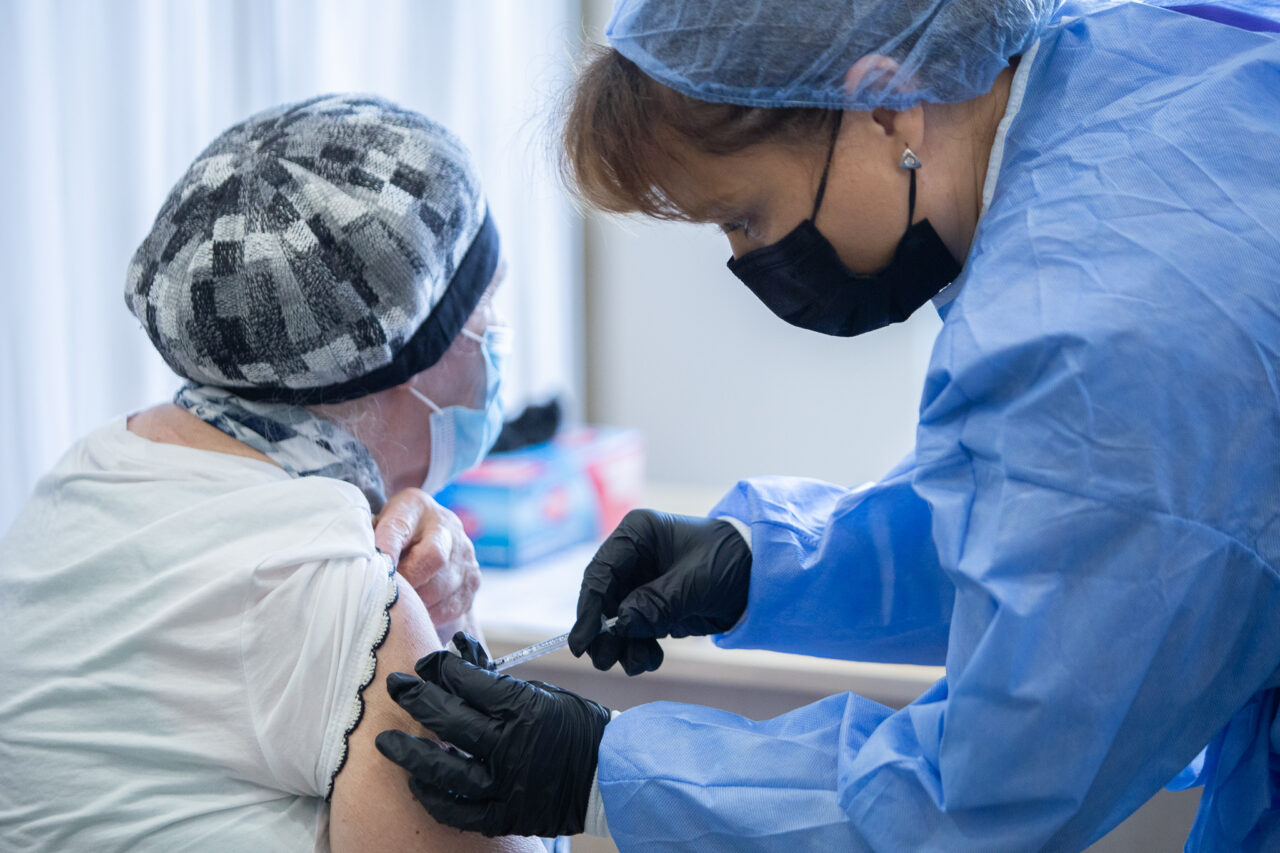 EMA a dat undă verde vaccinurilor anti-COVID-19 adaptate pentru varianta Omicron. Când se poate administra