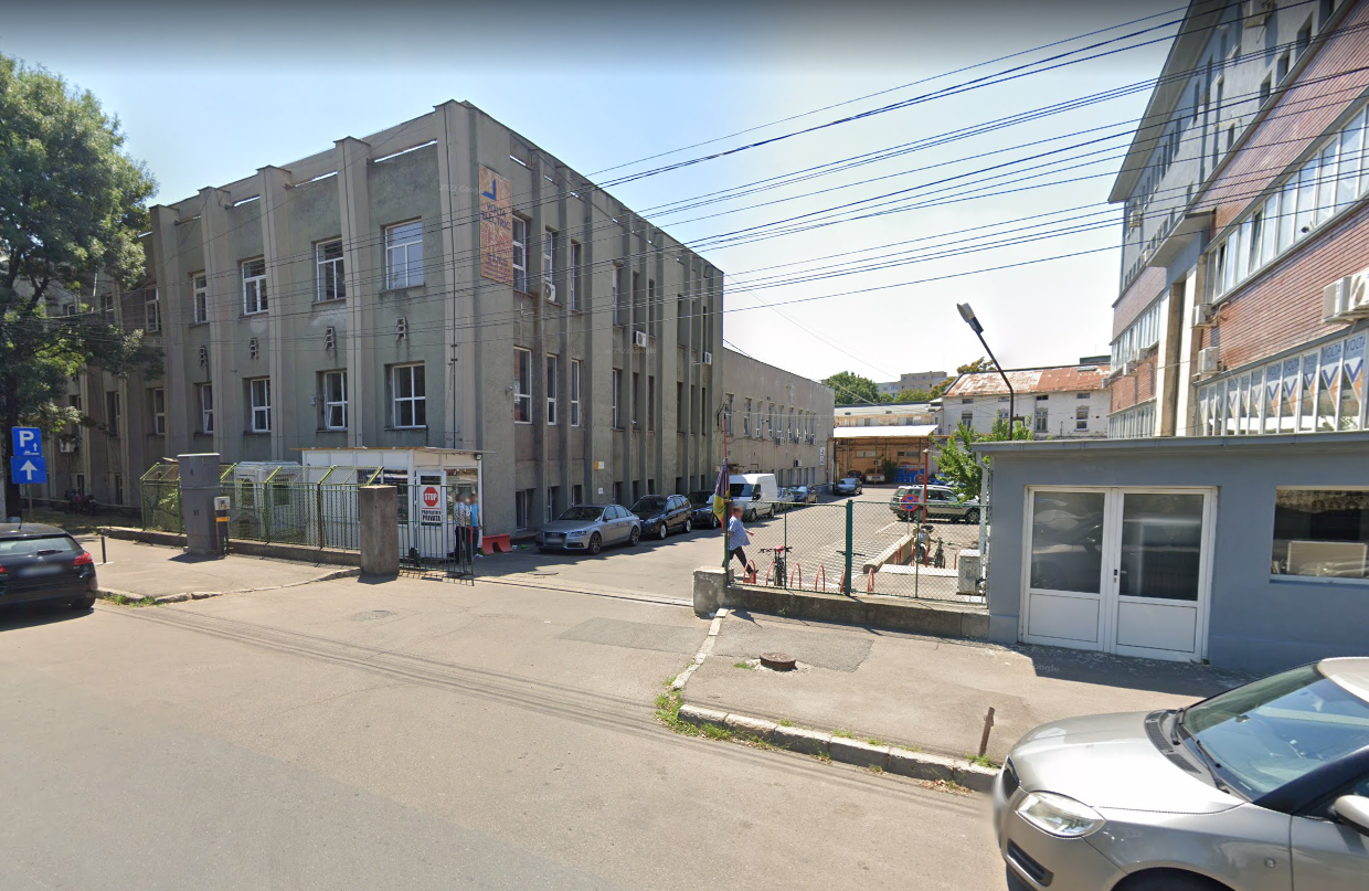 Un angajat al unei fabrici din București a căzut 5 metri în gol, în puțul unui lift. Care e starea bărbatului, în vârstă de 48 de ani