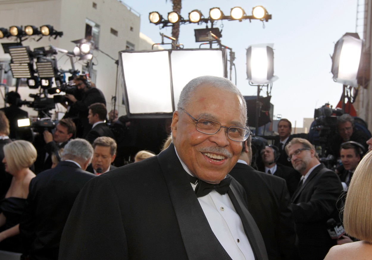 „Star Wars”: Actorul James Earl Jones, vocea din spatele legendarului personaj Darth Vader, a decis să renunţe la acest rol