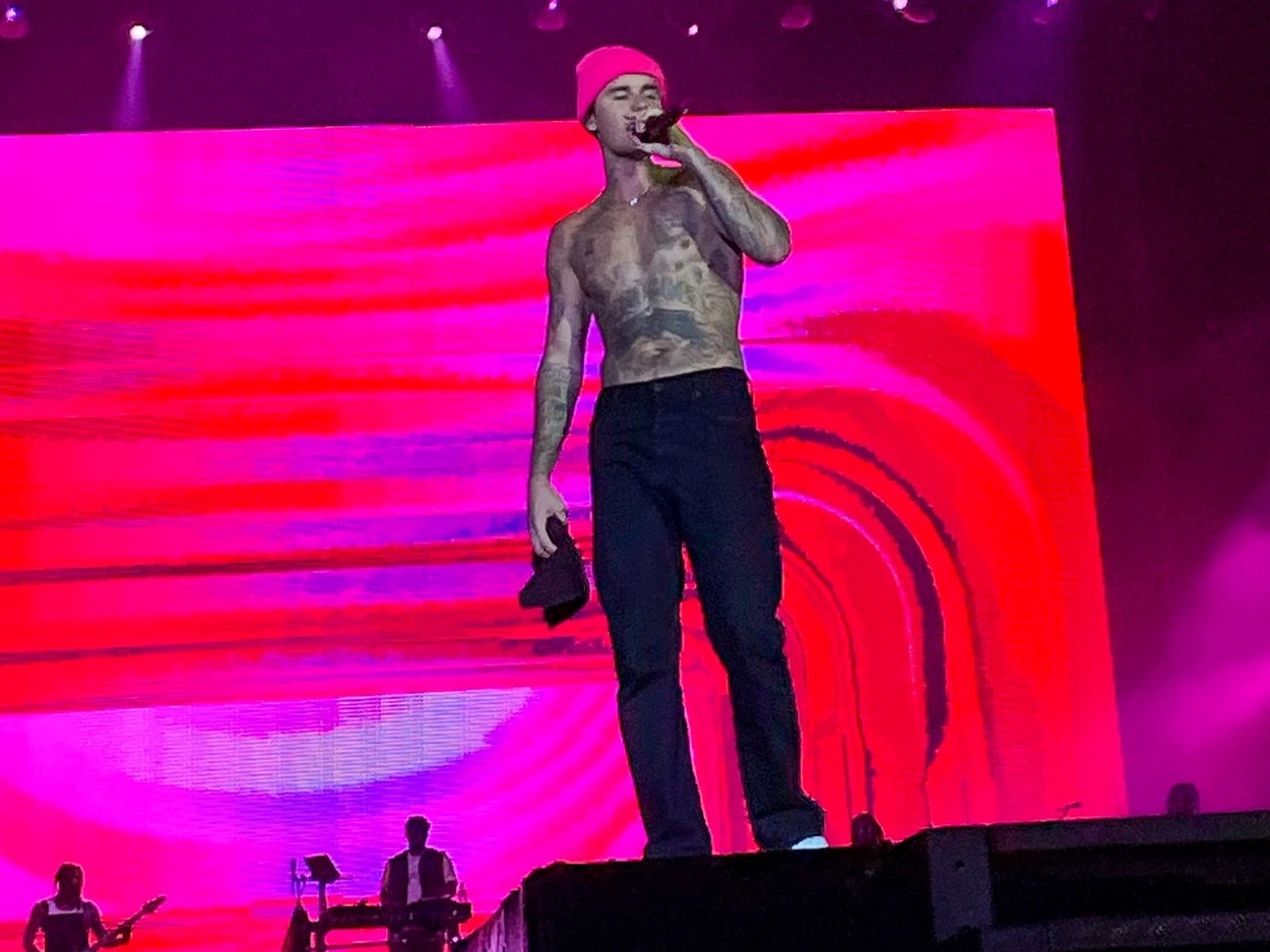 Cu fața încă parțial paralizată, Justin Bieber anulează concertele pe care le mai avea de susținut în cadrul turneului mondial „Justice!”