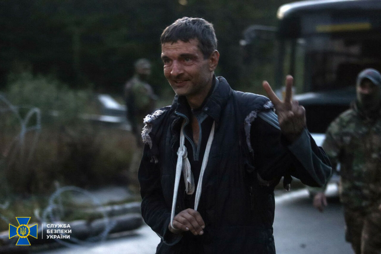 Imagini dramatice: Cum arată acum Mihail, luptătorul din Azovstal care a devenit simbol al rezistenței din Mariupol, după ce a fost eliberat de trupele ruse 