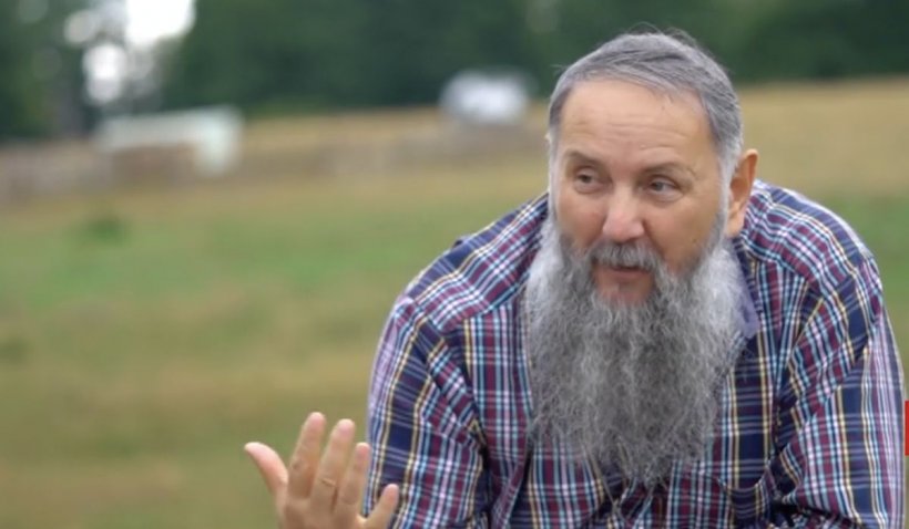 VIDEO Preotul Gheorghe Colțea, înmormântat. Sute de persoane l-au condus pe ultimul drum pe „Păstorul de suflete”