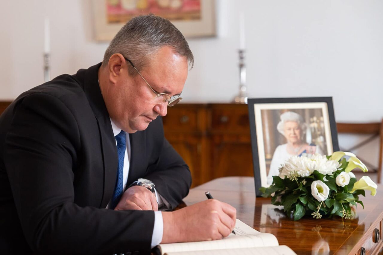 Premierul Nicole Ciucă a semnat în cartea de condoleanțe deschisă în memoria Reginei Elisabeta a II-a