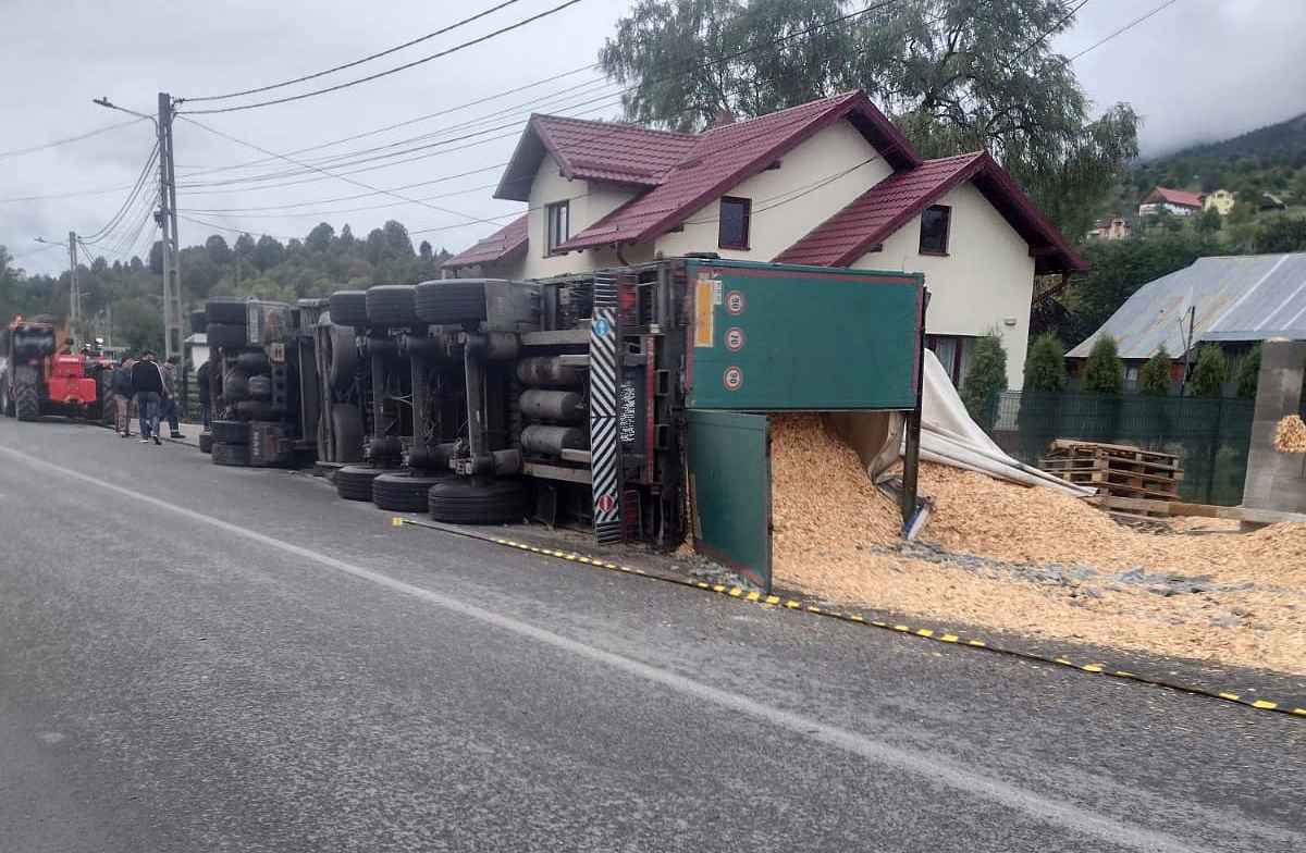Doi copii aflați în cabina unui TIR, condus de tatăl lor, au fost răniți după ce autocamionul s-a răsturnat pe un drum din Bistrița-Năsăud