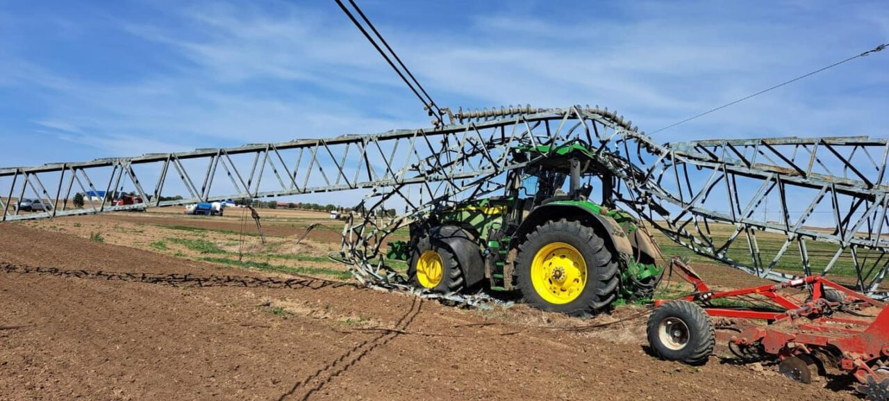 FOTO | Zona Dobrogea, în pericol să rămână fără energie după ce un tractor a rupt un stâlp uriaș de electricitate