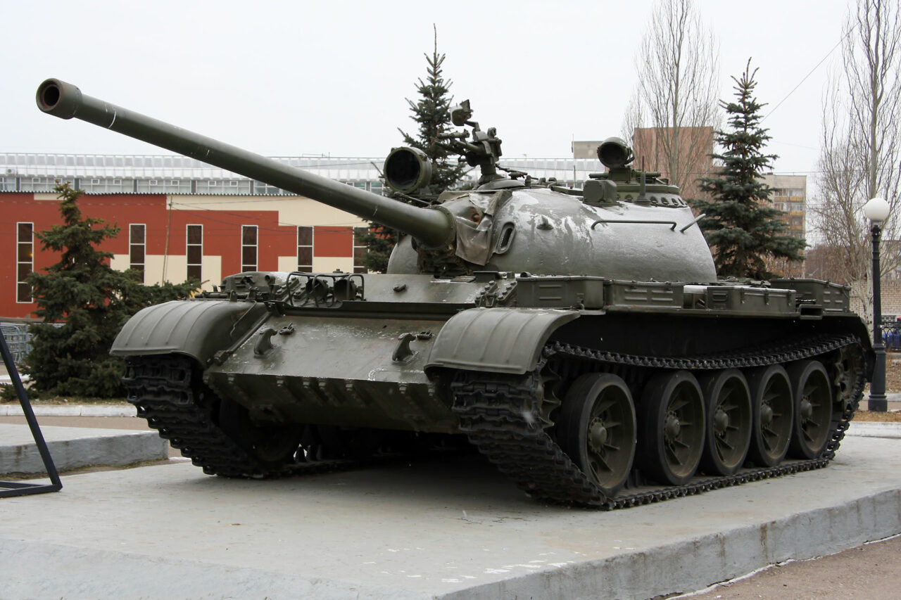 Tancurile sovietice, vândute la fier vechi de MApN. Cât costă legendarul T-55