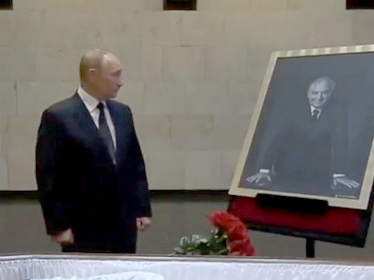 VIDEO | Vladimir Putin a depus un buchet de flori la sicriul lui Mihail Gorbaciov. „A ieșit din buncăr ca să își ia la revedere”