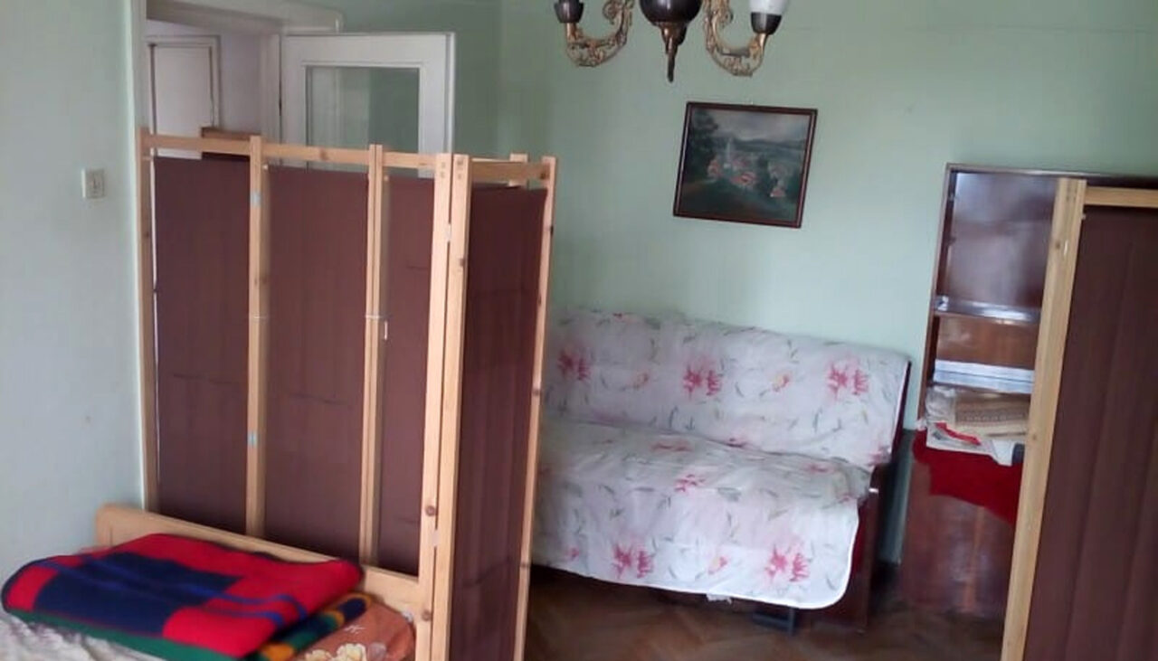 Culmea imobiliară! Mai nou, în Cluj-Napoca se închiriază.. holuri! Câți euro cere proprietarul chirie pe acest hol cu paravan