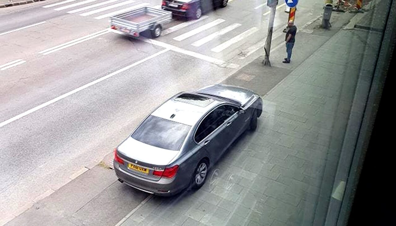 Cum și-a parcat BMW-ul acest șofer în Cluj-Napoca: „Am venit dă pă Anglea în vacanță în România și îmi place să parchez unde vrea mușchii mei”