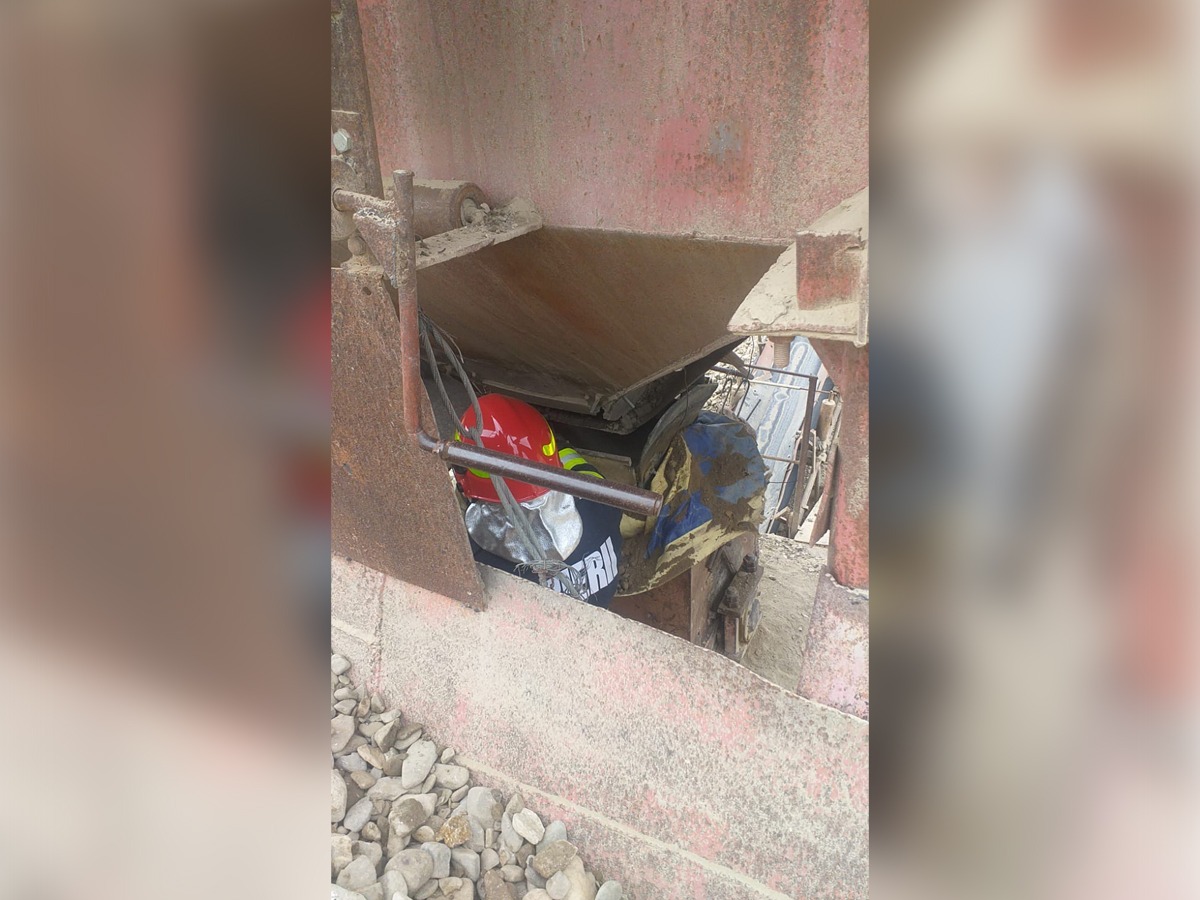 Un bărbat a fost strivit în cuva unui utilaj de sortare a balastului, în Neamț