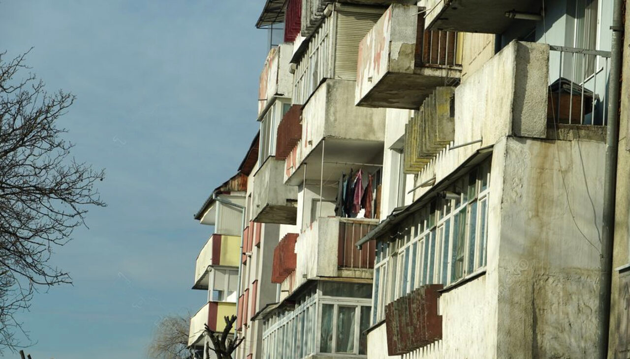 Caz ireal în Huși! S-a scos la vânzare un apartament din 1954, an în care în oraș nu era construit niciun bloc