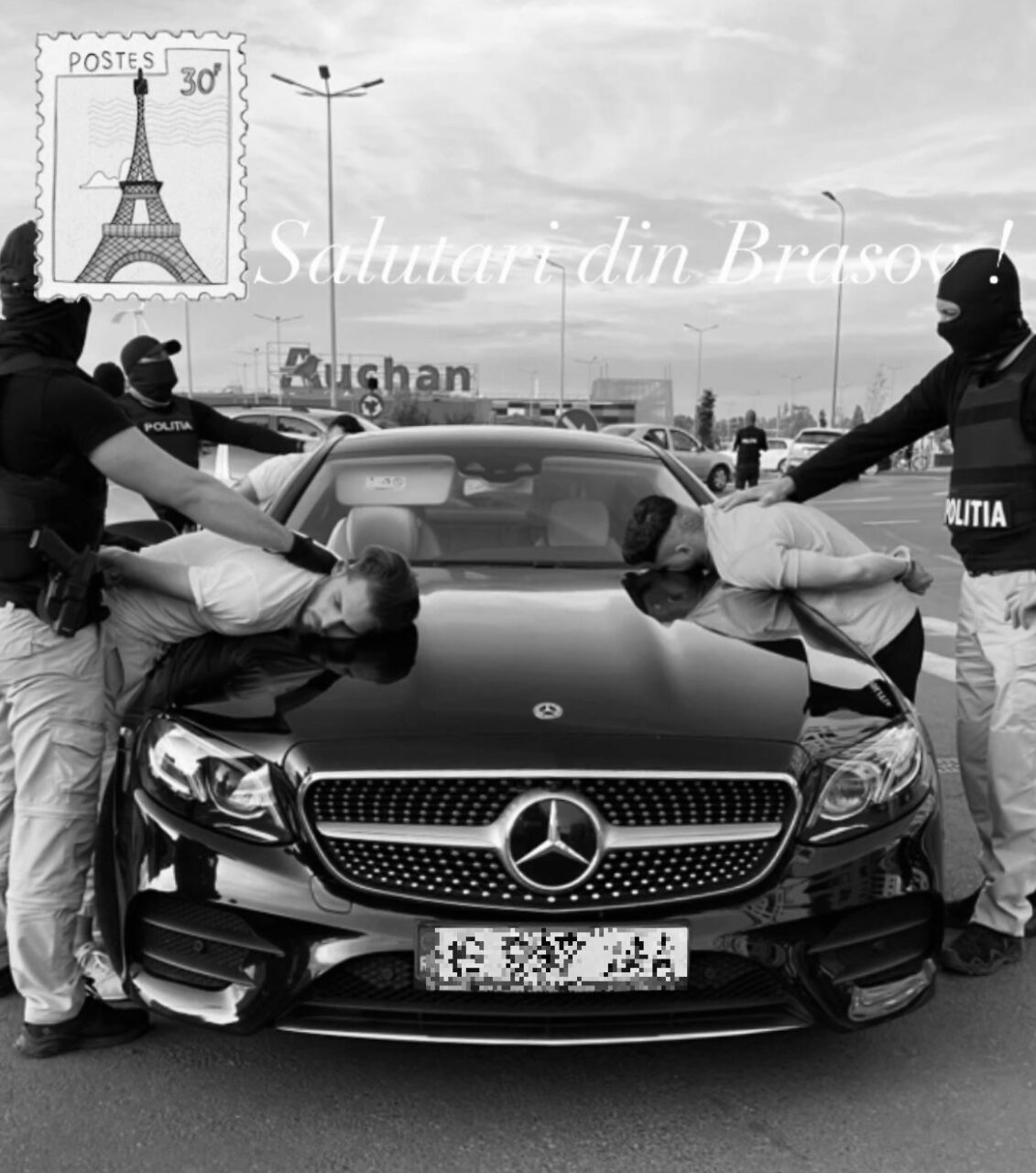 VIDEO. Imagini virale cu patru mașini de lux blocate simultan de polițiștii antidrog în centrul Brașovului. Șapte interlopi încătușați în stradă în aplauzele cetățenilor