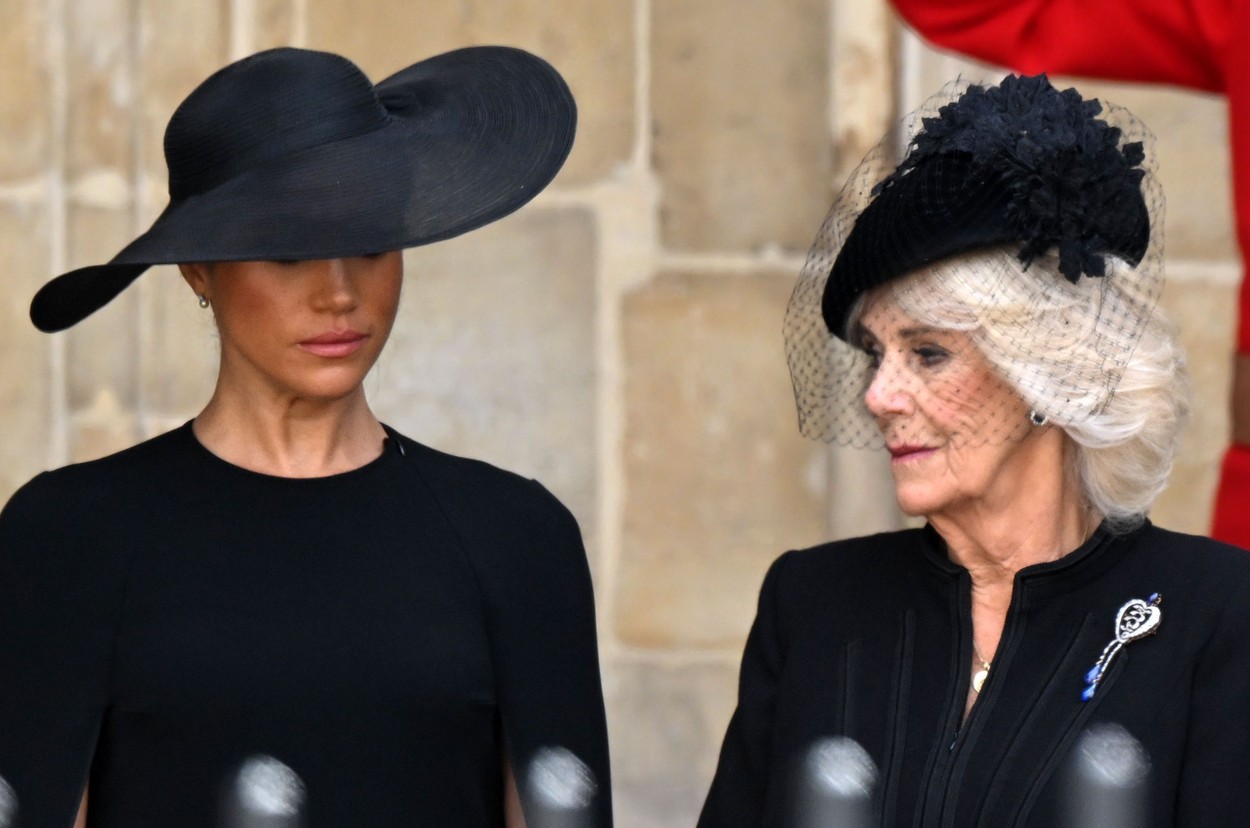 FOTO | Meghan Markle a plâns la înmormântarea Reginei Elisabeta a II-a. Ducesa a fost fotografiată când își ștergea o lacrimă