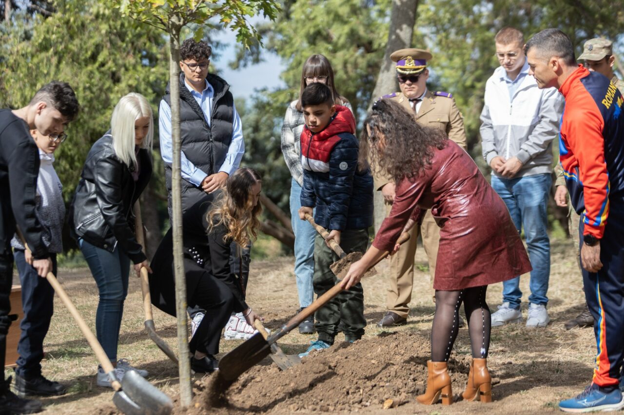 Copiii militarilor români decedați în misiuni în străinătate au plantat „Copacul păcii” | GALERIE FOTO