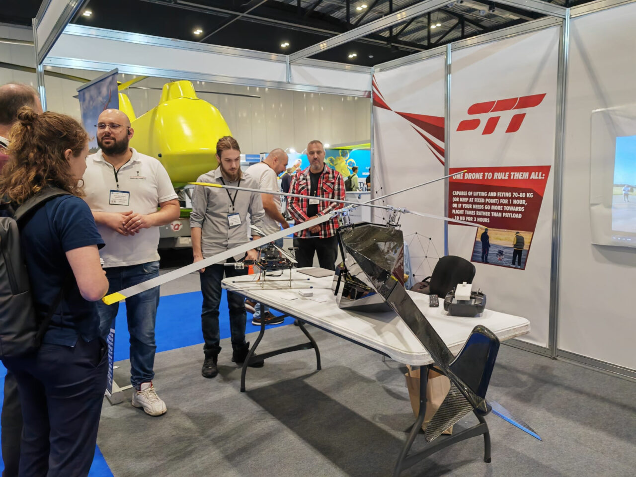 O dronă construită de doi români a făcut senzație la Londra. Tinerii și-au găsit un partener din Africa de Sud, pentru producția și folosirea aparatului în agricultură
