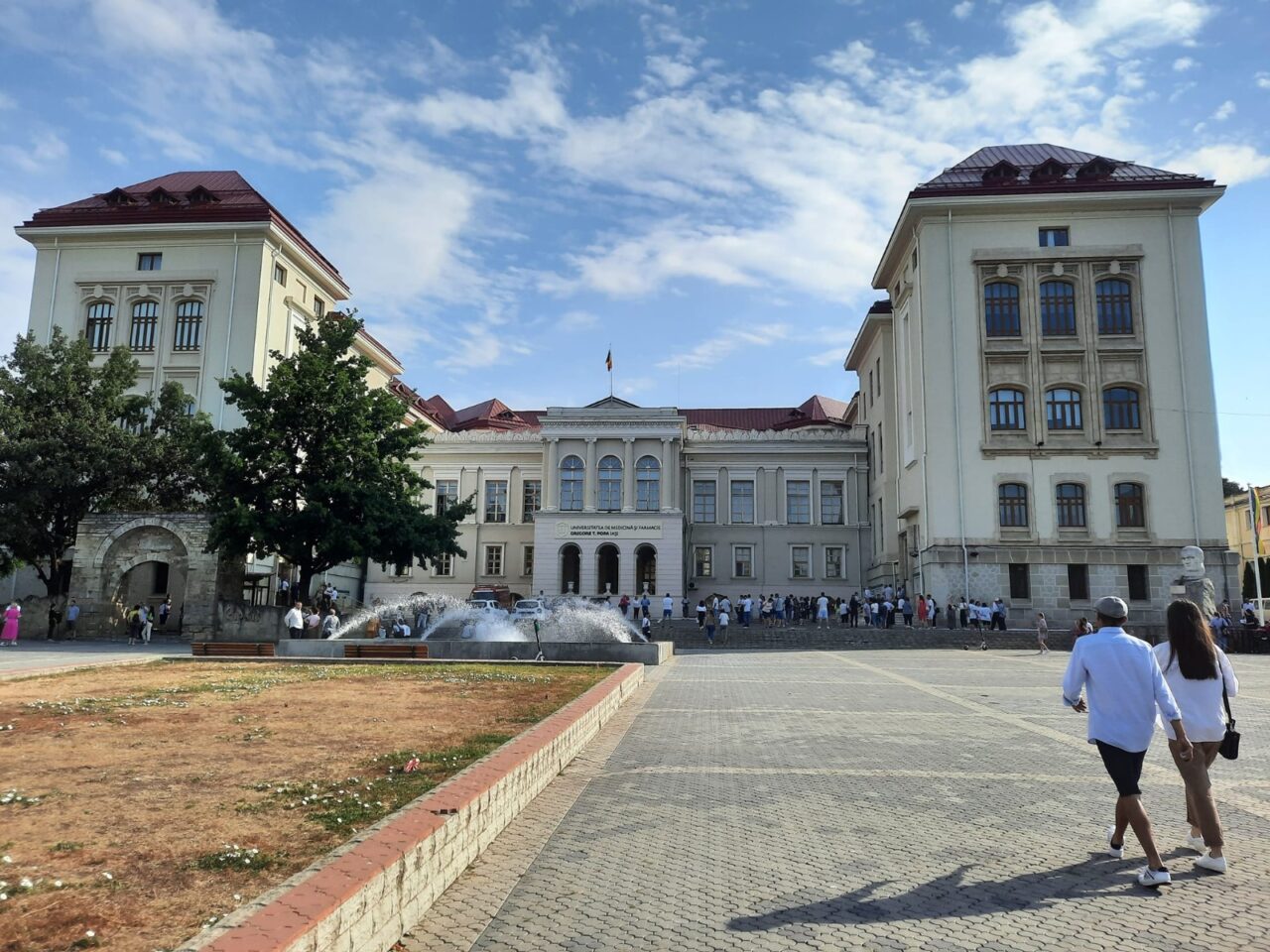 Cum ajung universitățile să încaseze milioane de euro din taxele studenților străini. Studiu de caz: UMF Iași, peste 12 milioane de euro / an