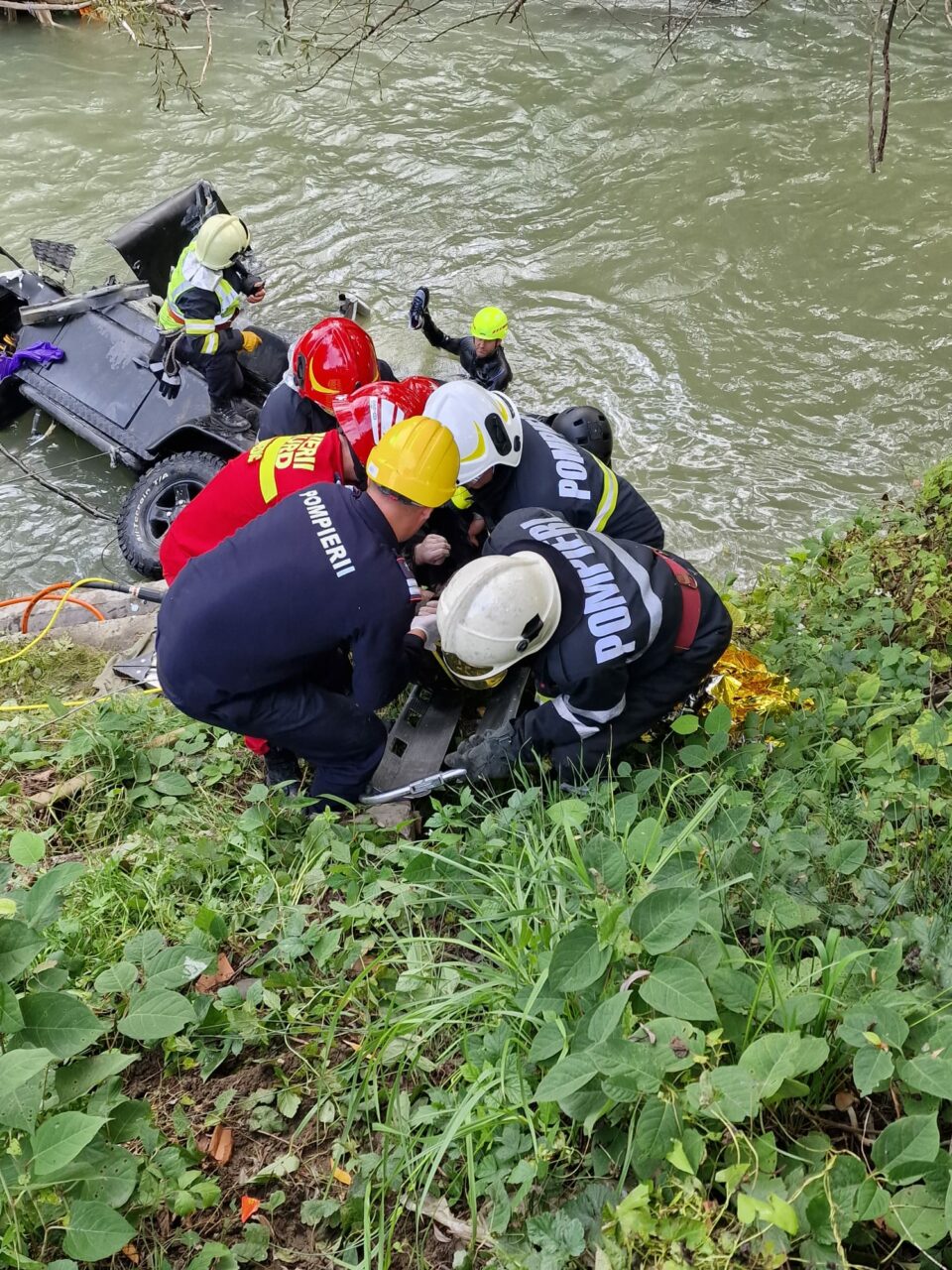 Doi bărbați dispăruți de două zile au fost găsiți morți. Mașina în care se aflau s-a răsturnat în râul Bistrița