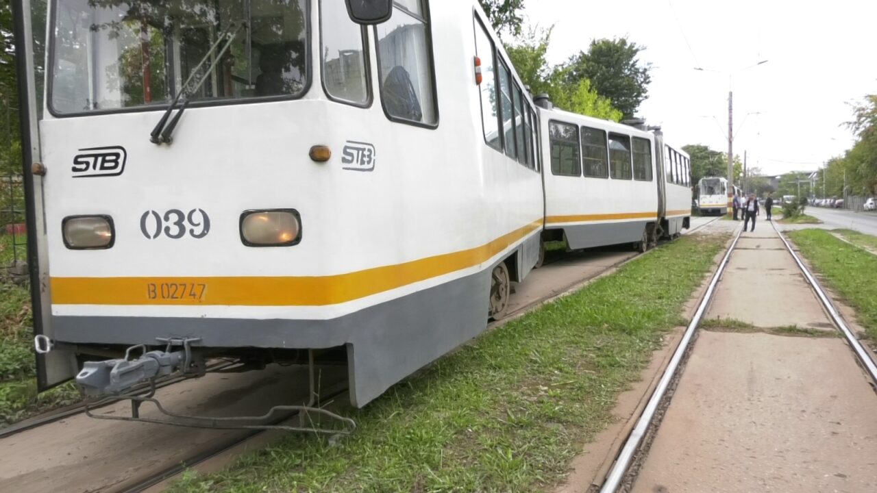 Exclusiv | Din nou un tramvai a deraiat de pe șine astăzi în Pipera. Atât vatmanul, cât și ceilalți angajați STB au vorbit de starea proastă a șinelor
