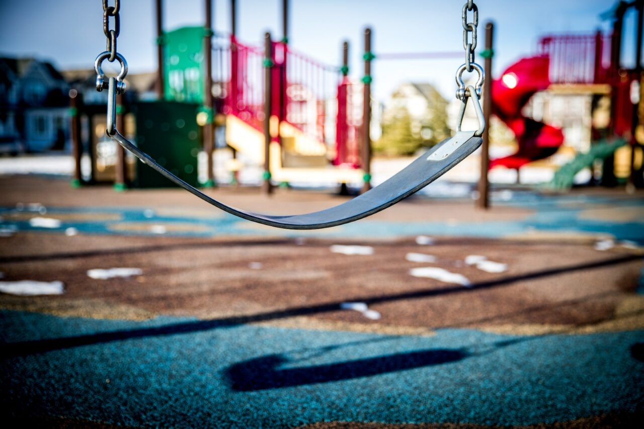 Anchetă Salvați Copiii: Mai mult de jumătate dintre copii ar vrea să PLECE din România / Crește toleranța față de romi și cei cu dizabilități fizice
