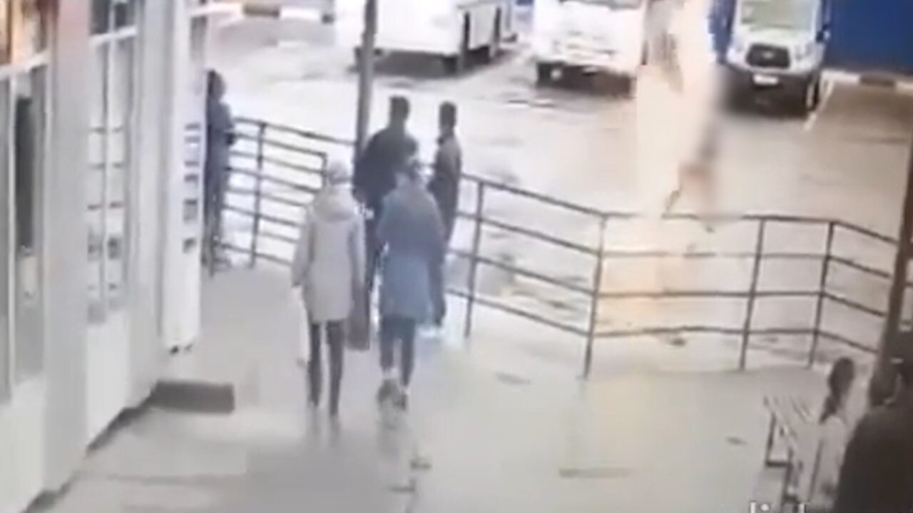 Rusia: Un tânăr chemat să se înroleze în armată și-a dat foc în fața unui centru de recrutare | VIDEO