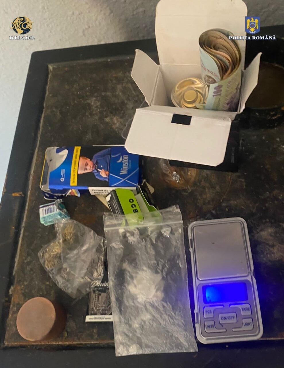 Traficanți din Bacău, prinși în flagrant cu sute de pastile de ecstasy cumpărate cu criptomonede de pe „dark-web”