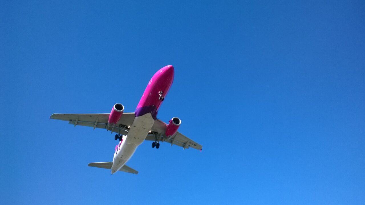 UPDATE | Disperarea unor români blocați pe Aeroportul Gatwick din Londra. „Nu vine nimeni să vorbească cu noi” – Reacția Wizz Air