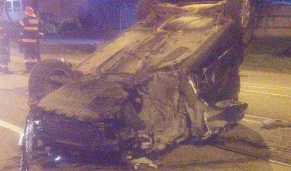 Grav accident în Botoșani. S-a răsturnat cu mașina în centrul orașului – Galerie FOTO
