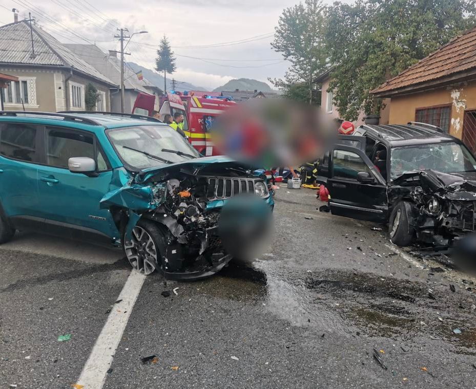 Doi adulți și șapte copii, răniți după impactul dintre două mașini pe un drum din județul Bistrița-Năsăud. Unul dintre șoferi era băut
