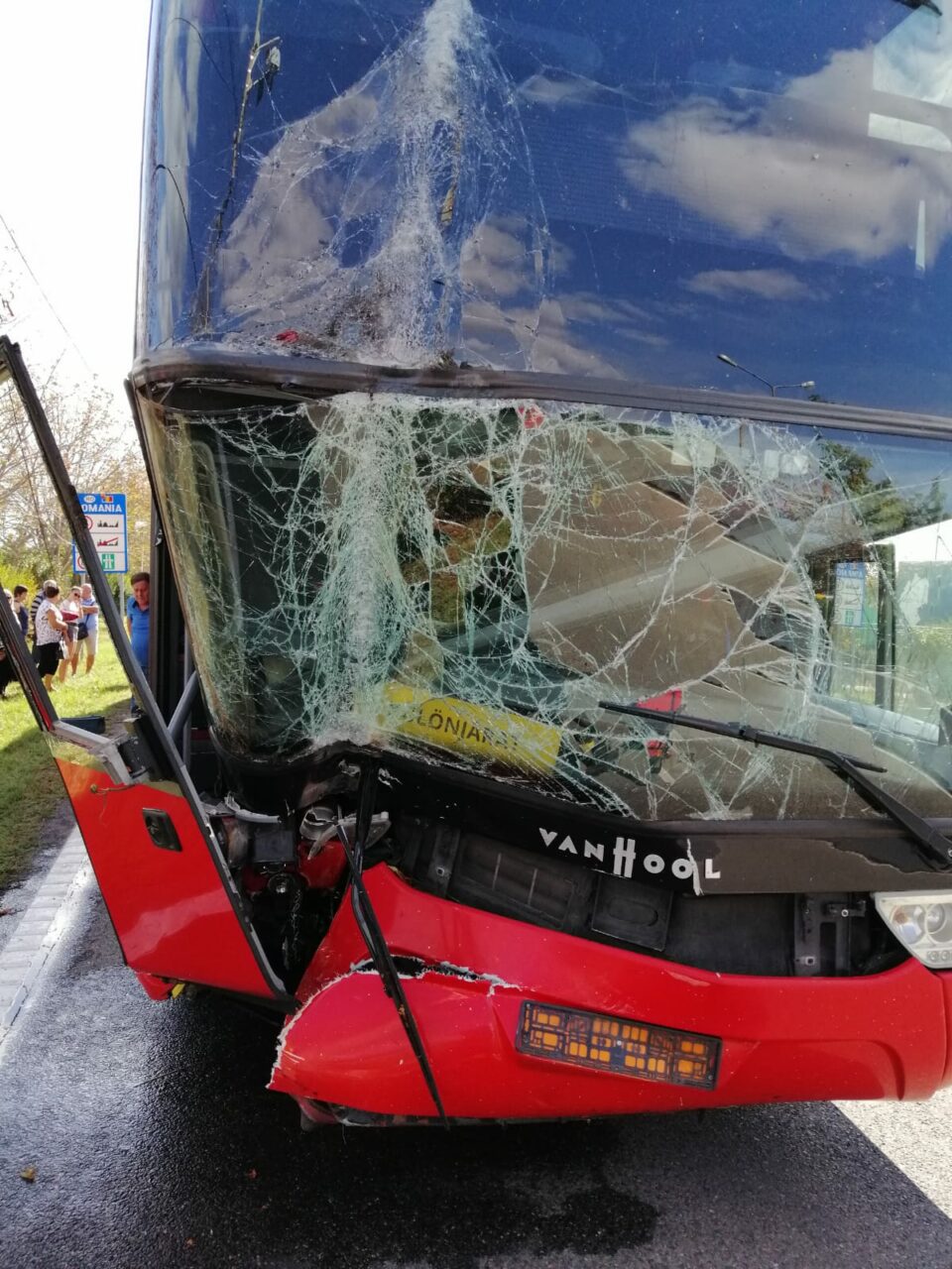 FOTO | Autocar cu 52 de pasageri la bord, implicat într-un accident în județul Vaslui. A rupt un stâlp, la ieșirea din Vama Albița