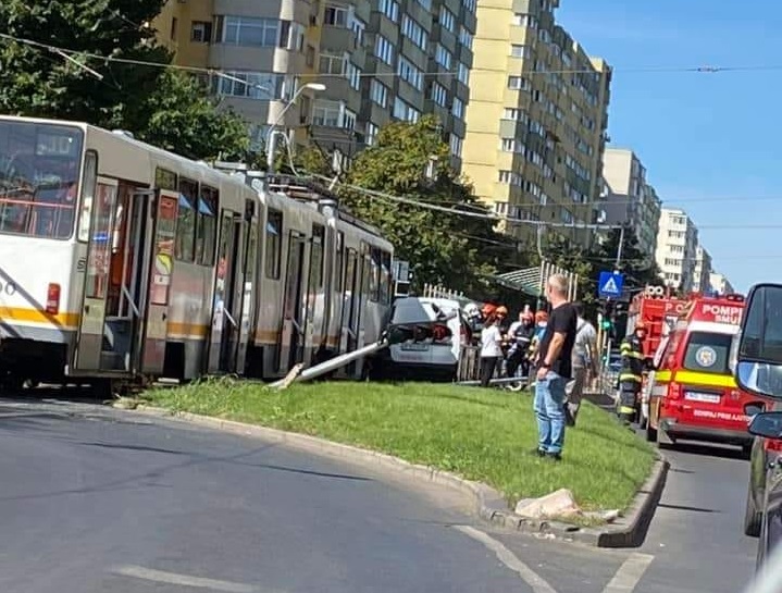 FOTO – VIDEO – Accident în Capitală: O mașină a fost acroșată de un tramvai și a ajuns pe refugiul pentru pietoni