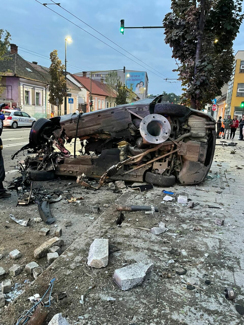 Imagini dramatice ale accidentului din Cluj. BMW-ul în care se afla tânărul s-a despicat pur şi simplu în două