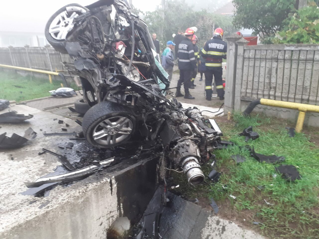 FOTO – Mașină făcută zob, în urma unui accident. Șoferul a scăpat, ca prin minune, doar cu traumatisme la un picior