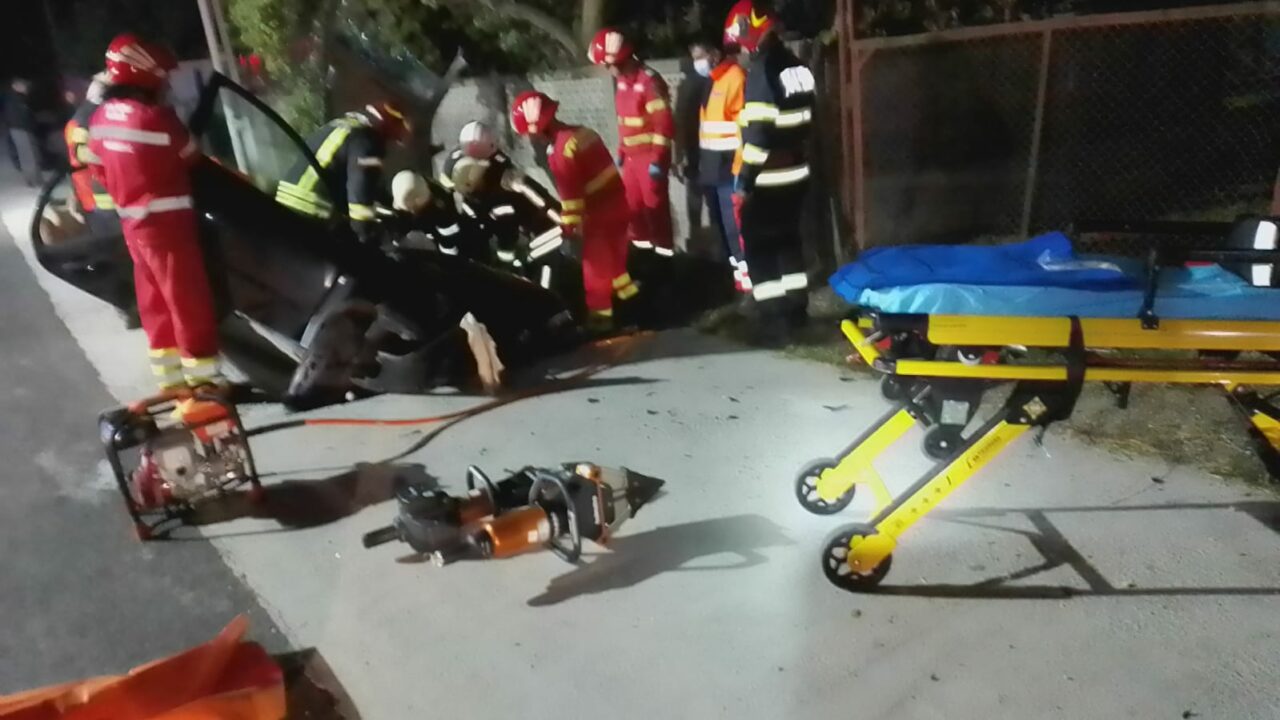 FOTO – VIDEO | Accident grav în județul Vâlcea: Un bărbat de 49 de ani a murit, iar un copil de 3 ani este în stare critică. O a treia victimă, o femeie, este în stare stabilă