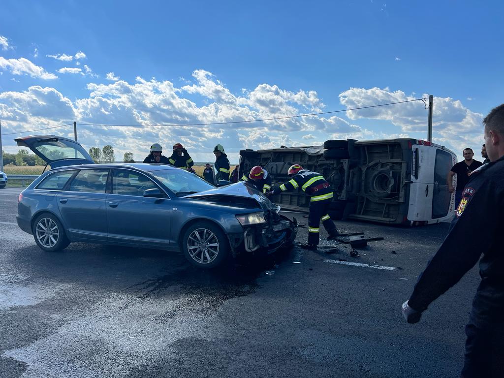 UPDATE | Un autoturism și un microbuz plin cu pasageri, condus de un șofer băut, s-au lovit pe centura orașului Satu Mare (VIDEO)