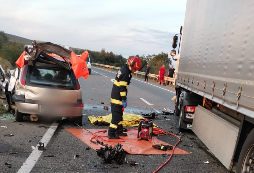 FOTO | O femeie în vârstă de 52 de ani a murit pe un drum din Cluj, după ce a intrat cu mașina pe contrasens și a lovit un TIR