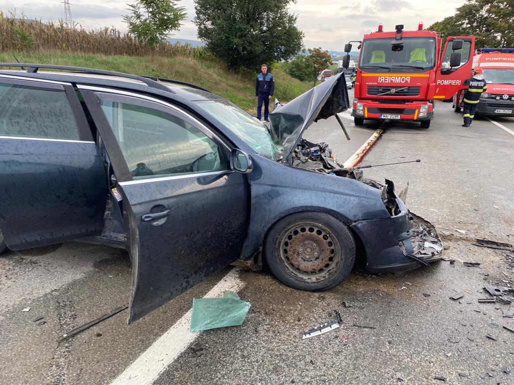 FOTO | Un mort și doi răniți, în urma unui accident auto produs pe un drum național din județul Mureș