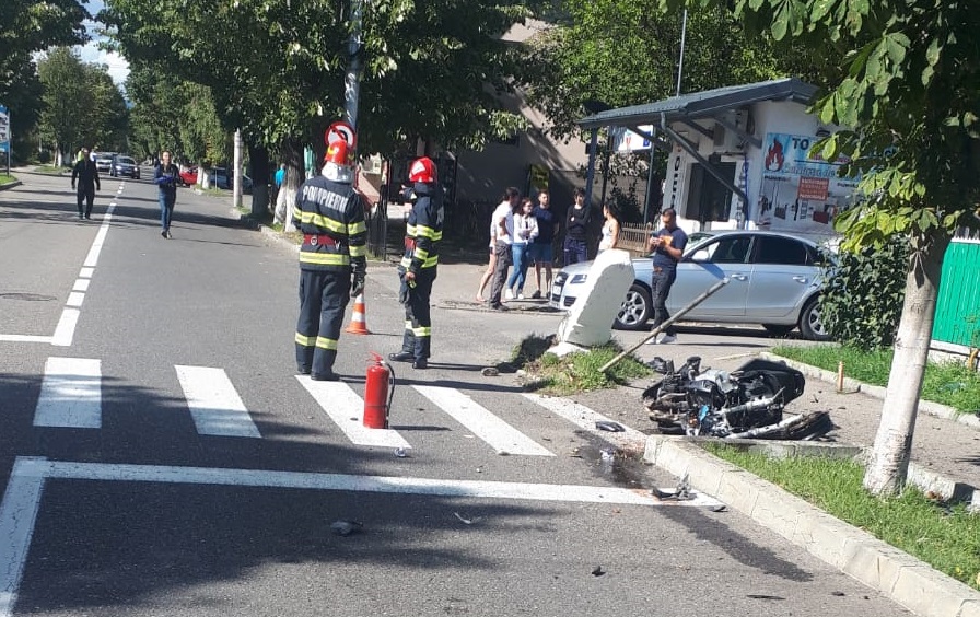 FOTO | Un tânăr de 22 de ani a murit după ce a intrat cu motocicleta într-o bornă kilometrică, pe un drum din Câmpina. Pasagerul său a fost rănit