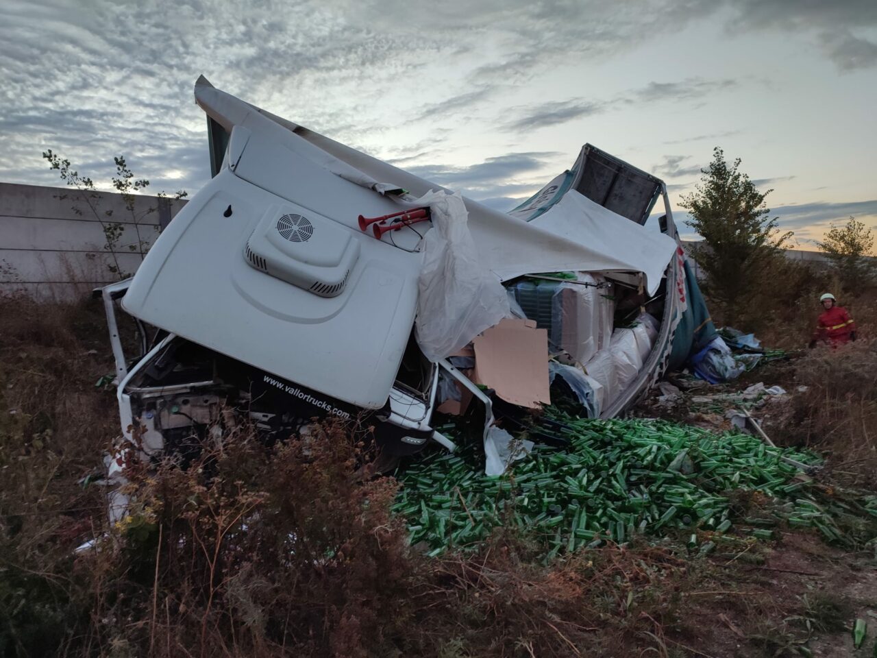 Un TIR a căzut într-o prăpastie din zona Porțile de Fier, de la o înălțime de peste 50 de metri. Șoferul nu a supraviețuit impactului