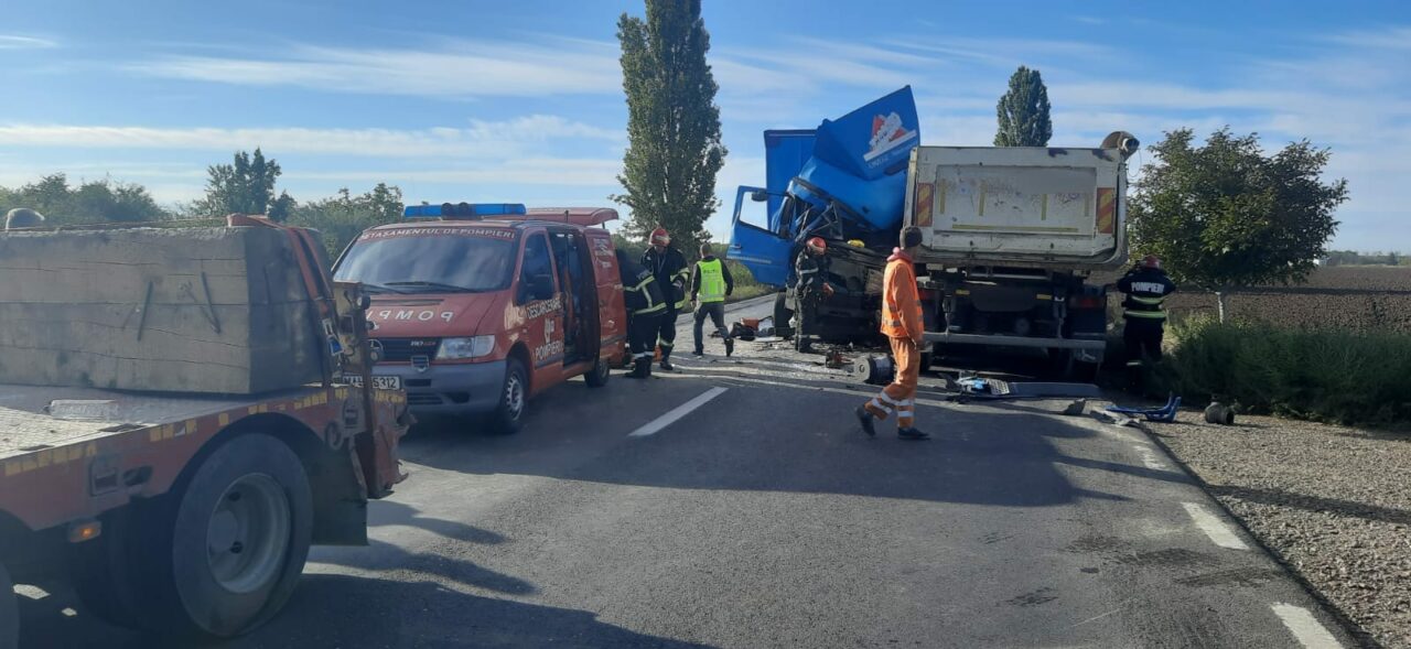 FOTO – Trei autoutilitare s-au ciocnit pe drumul de centură al orașului Tecuci / Doi șoferi au fost răniți