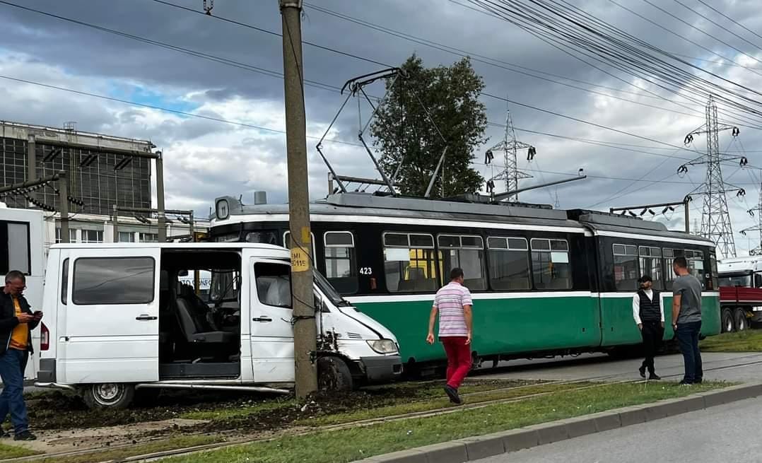 Trei persoane au fost rănite, după ce un microbuz a fost lovit de un tramvai în Iași