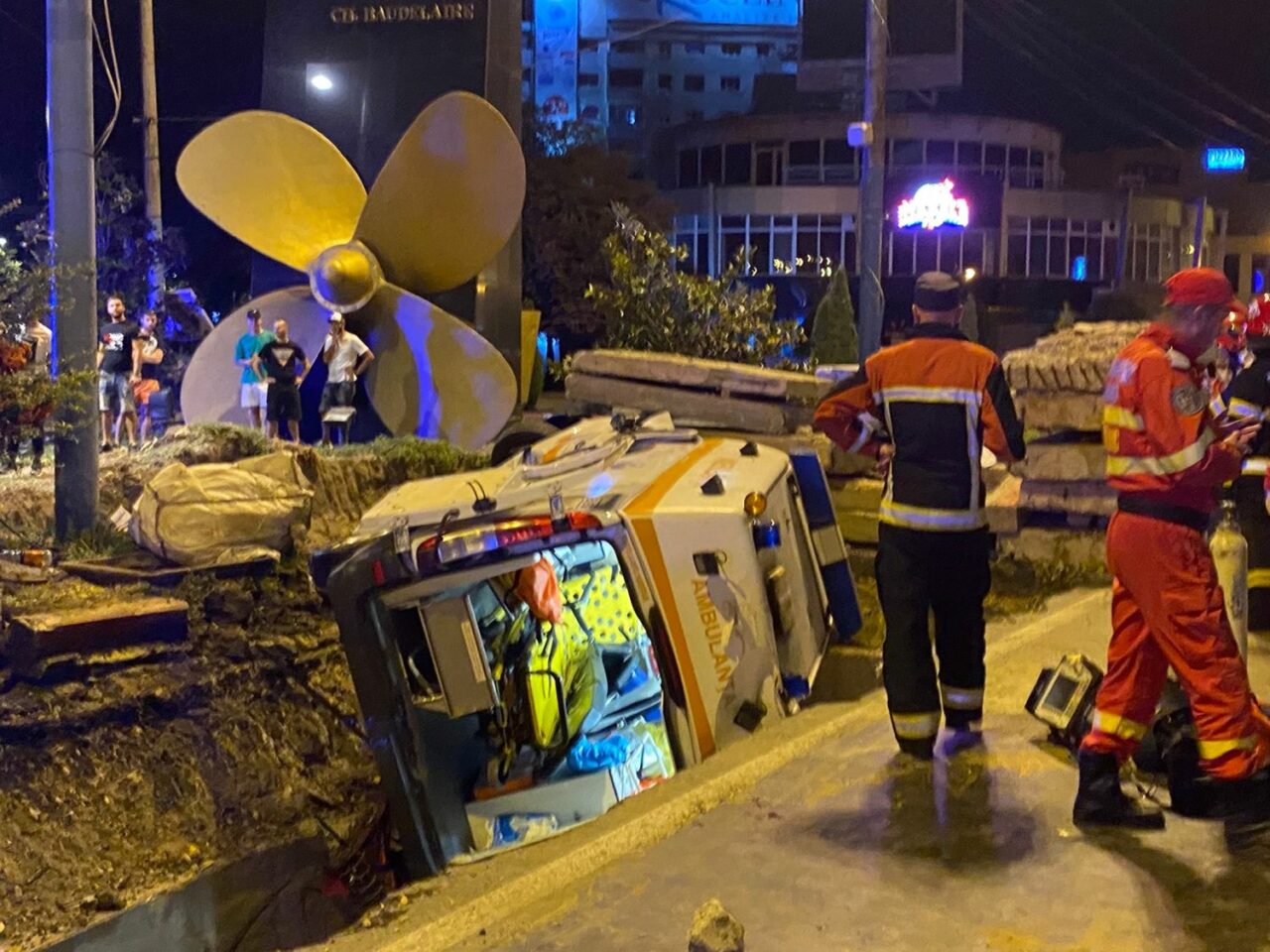 VIDEO – O ambulanță a ajuns în șanț, după ce s-a ciocnit cu un taxi, în Constanța. Șoferul, asistenta, un copil de 4 ani și mama lui au fost răniți