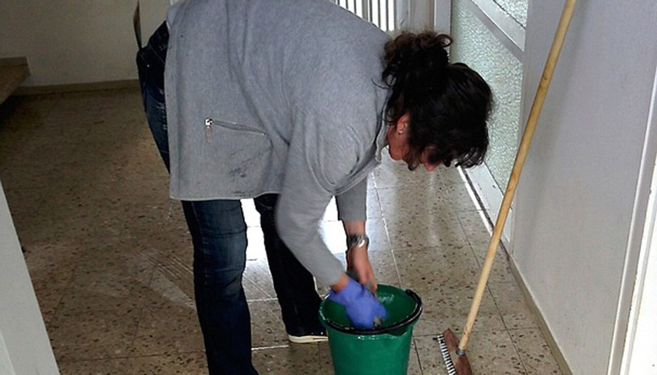 Surpriză! Câți euro are salariu o femeie de serviciu din România, care lucrează în Italia
