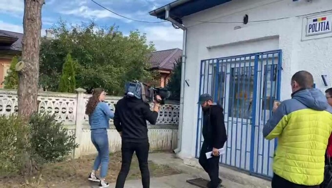 Părintele Visarion Alexa, acuzat de agresiune sexuală, a găsit încuiată ușa Postului de Poliție Joița. Venise pentru controlul judiciar