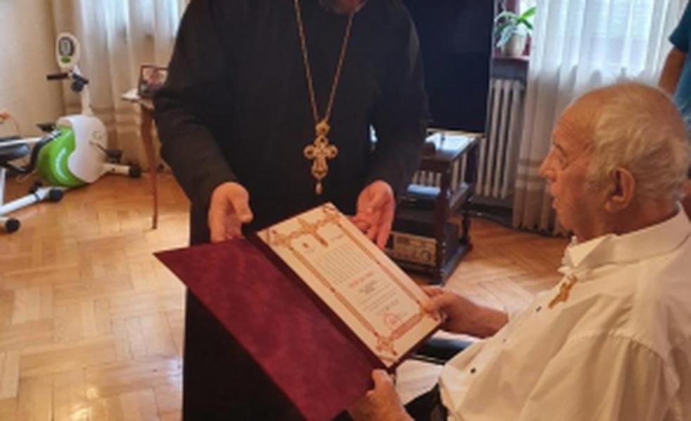 Ultima imagine cu Alexandru Arșinel în viață. Actorul se afla într-un scaun cu rotile, când a fost decorat de Arhiepiscopia Sucevei și Rădăuților