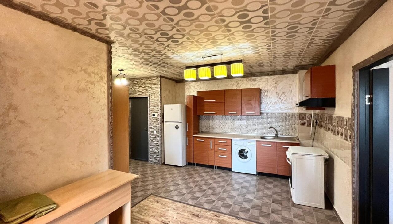 O nouă apariție bizară în „fauna” imobiliară din Cluj! Cu câte sute de euro se închiriază un apartament cu gresie pe.. tavan!