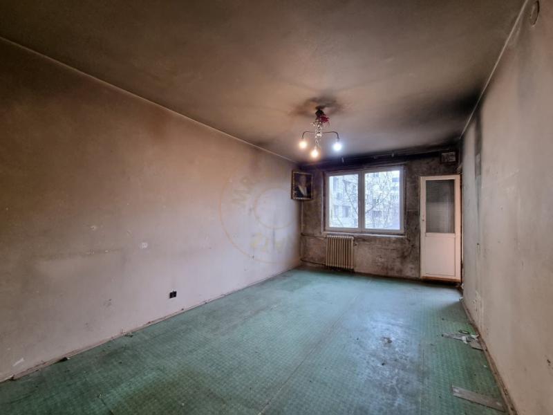 FOTO | Apartament cu două camere din Capitală, subiect de glume pe internet: „A fost incendiu sau vreun bombardament în zonă?”