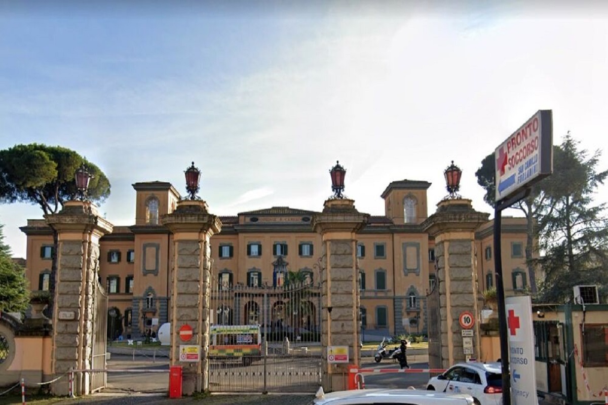 Doi români au fost bătuți cu bestialitate de o bandă de 25 de romi într-un spital din Roma. De la ce a pornit scandalul