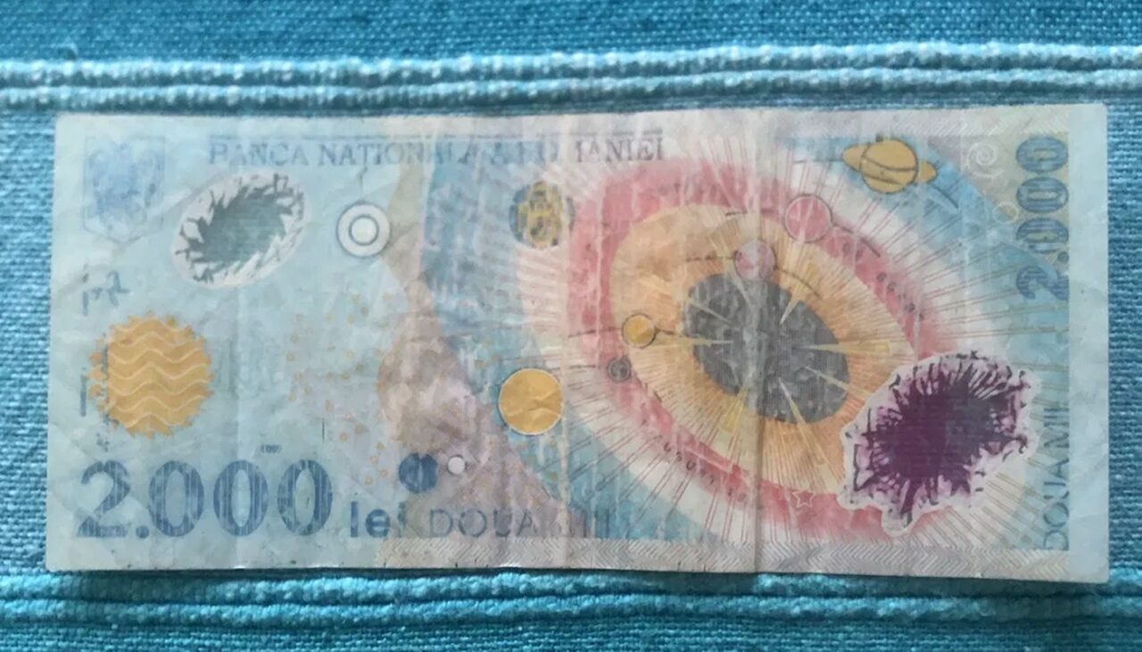 Mai ții minte celebra bancnotă de 2.000 de lei de la eclipsa din 1999? Se vinde acum cu 25.000 de euro